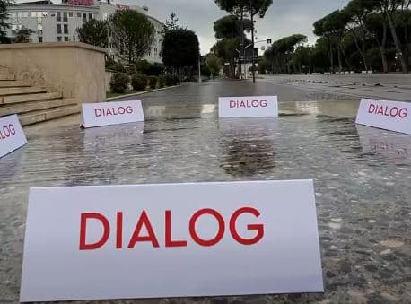 Studentët refuzojnë dialogun, Rama vendos sërish tavolinën e gurit para Kryeministrisë
