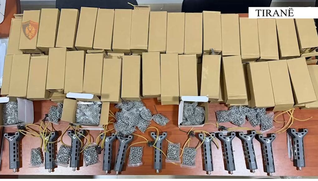   Zbulohet magazinë me pajisje zbulimi dhe dronë të kontrabanduar, pranga 23-vjeçarit në Tiranë