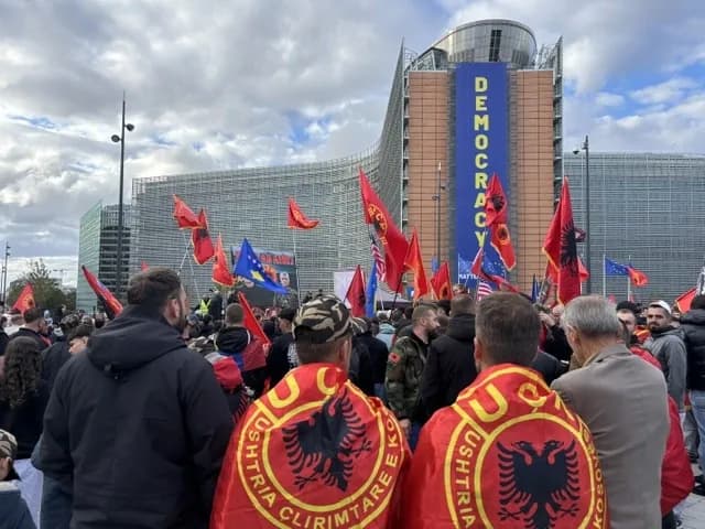   Kundër vendimit të Gjykatës Speciale/ Mijëra qytetarë protestojnë para institucioneve të BE-së në Bruksel 
