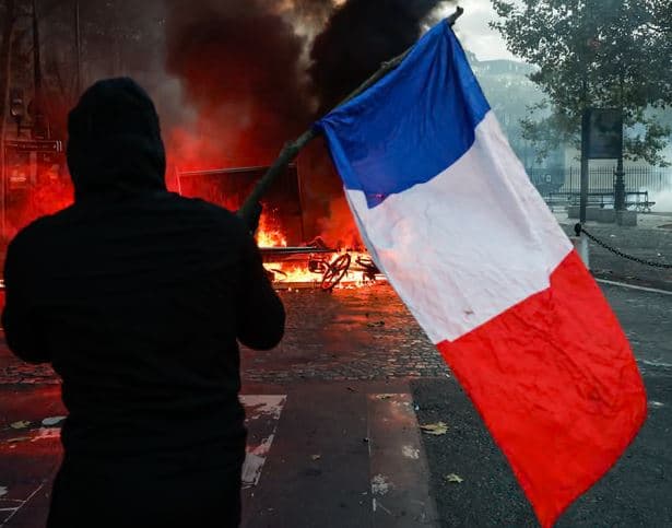 Trazirat në Francë, Macron akuzon Trump dhe udhëheqës të tjerë të huaj për “komente budallaqe” 