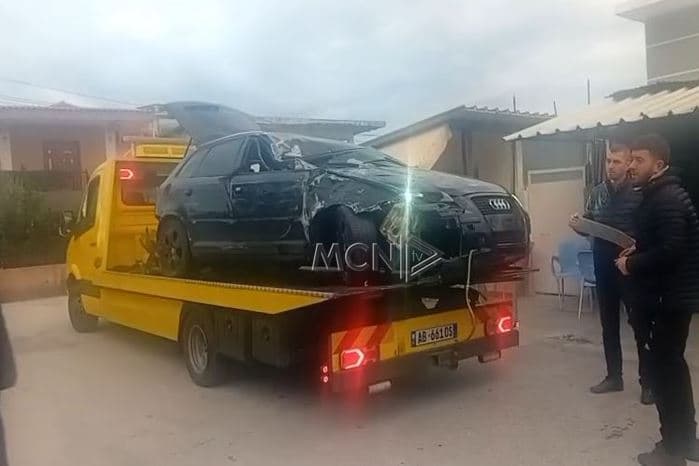     Përplasen dy makina pranë Spitalit Memorial në Fier, plagoset një pasagjer