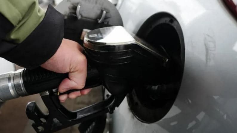 G7 hedh në treg 100 milionë fuçi nafte