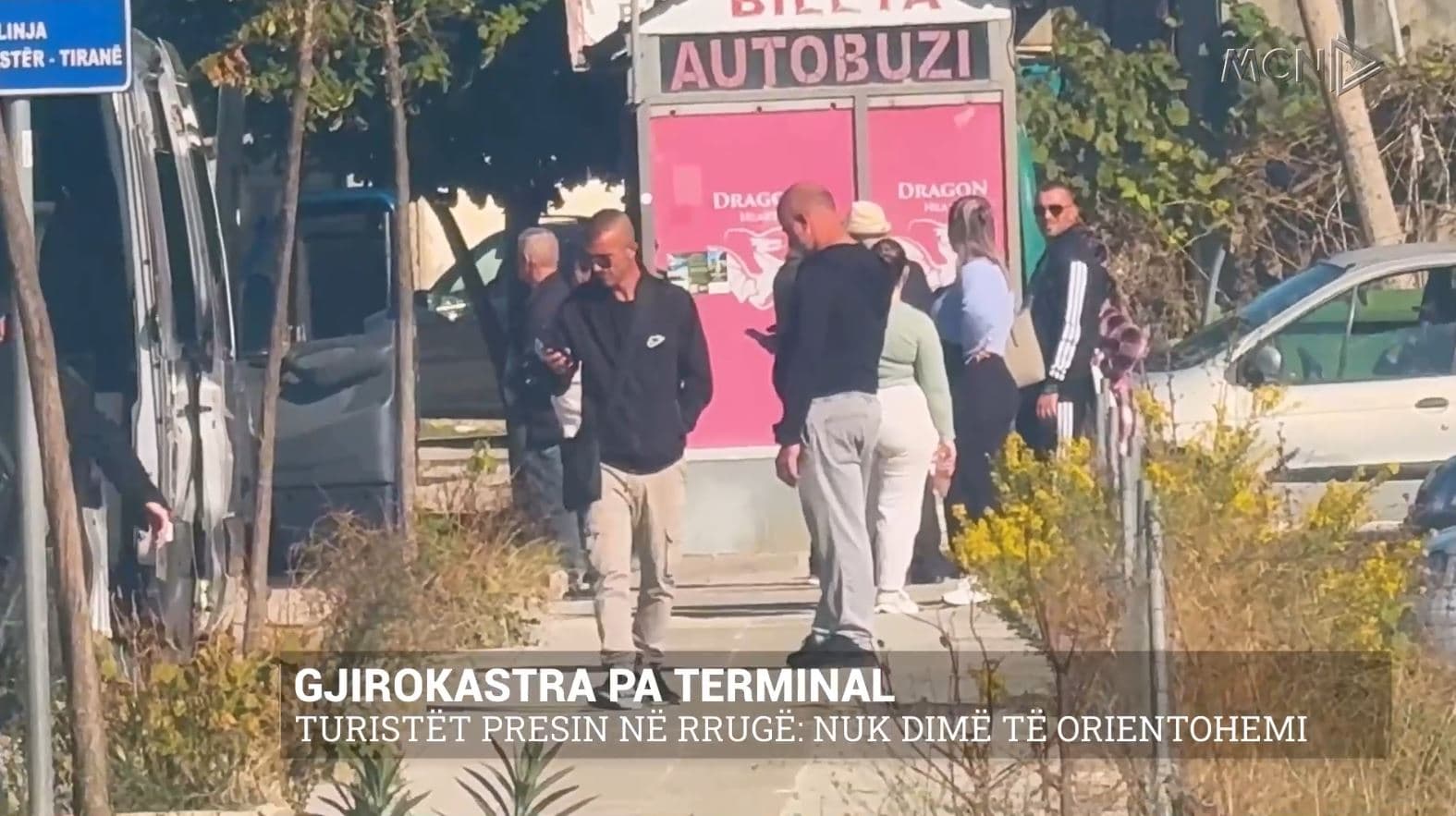 Gjirokastra pa terminal/ Turistët presin në rrugë: Nuk dimë të orientohemi (VIDEO)