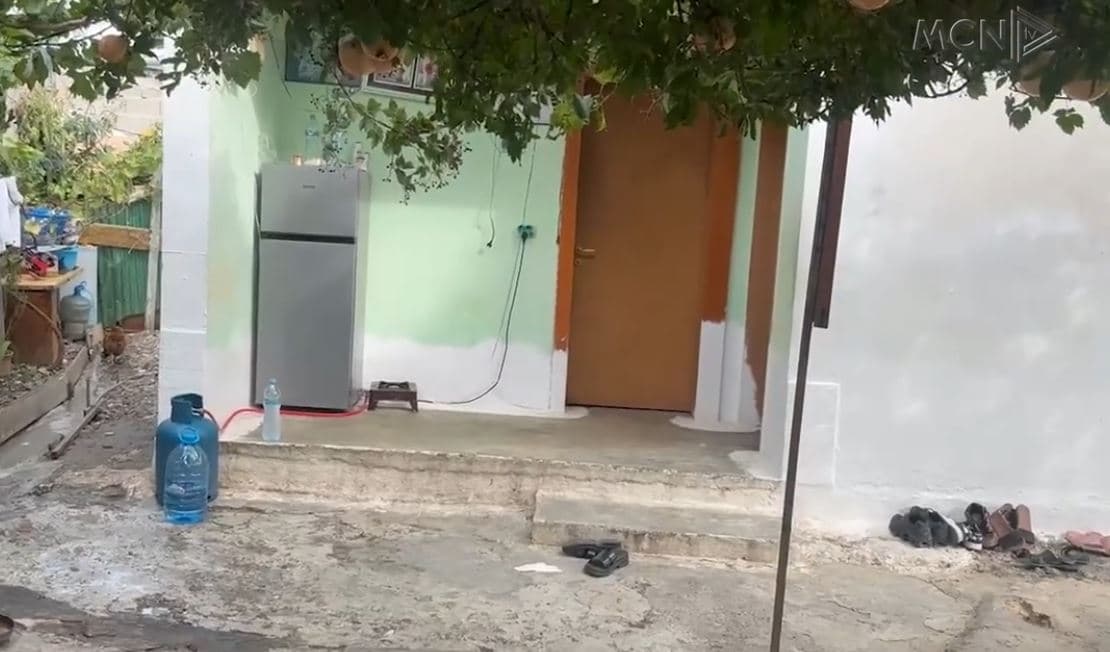 Grabitja me uniforma policie/ 3 mijë euro dhe 4 telefona të marrë nga banesa në Elbasan (VIDEO)