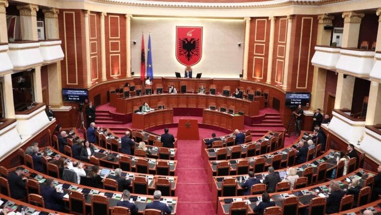  Kuvendi mblidhet sot pas tensioneve dhe përjashtimeve të 6 deputetëve të PD, 12 projektligje në rend dite