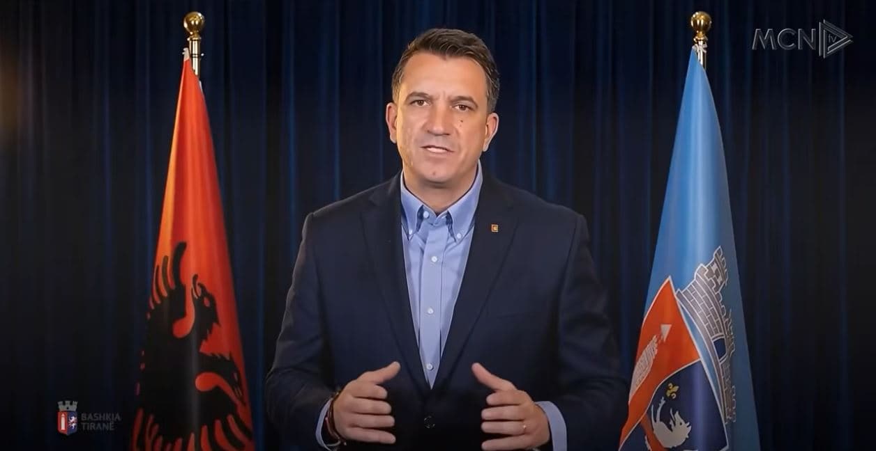 Erion Veliaj "del" nga burgu/ Sozia artificiale e kryebashkiakut premton ushqim falas
