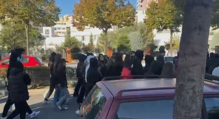 “Rama, jep dorëheqjen”/ Të rinjtë në Lezhë bojkotojnë sërish mësimin, marshim në rrugët e qytetit