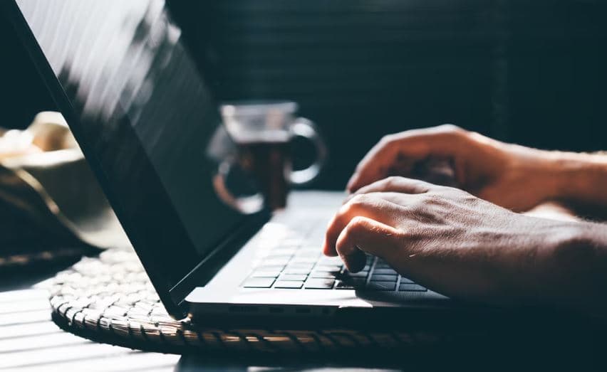 ‘Funksionon vetëm të qenit njerëzor’, LinkedIn rrit luftën ndaj inteligjencës artificiale