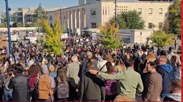 Dita e 10 e protestave/ Studentët dhe pedagogët bojkotojnë mësimin, mblidhen sot para Parlamentit