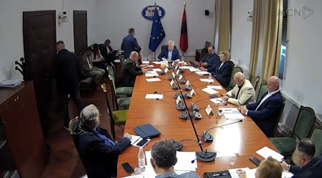 Sigurime për pensionistët e punësuar/ Propozimi i Igli Carës nuk gjen mbështetjen e mazhorancës