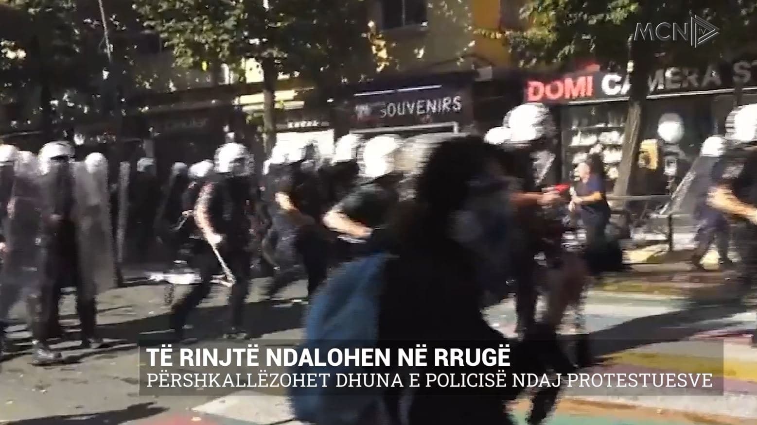 Të rinjtë ndalohen në rrugë/ Përshkallëzohet dhuna e policisë ndaj protestuesve (VIDEO)