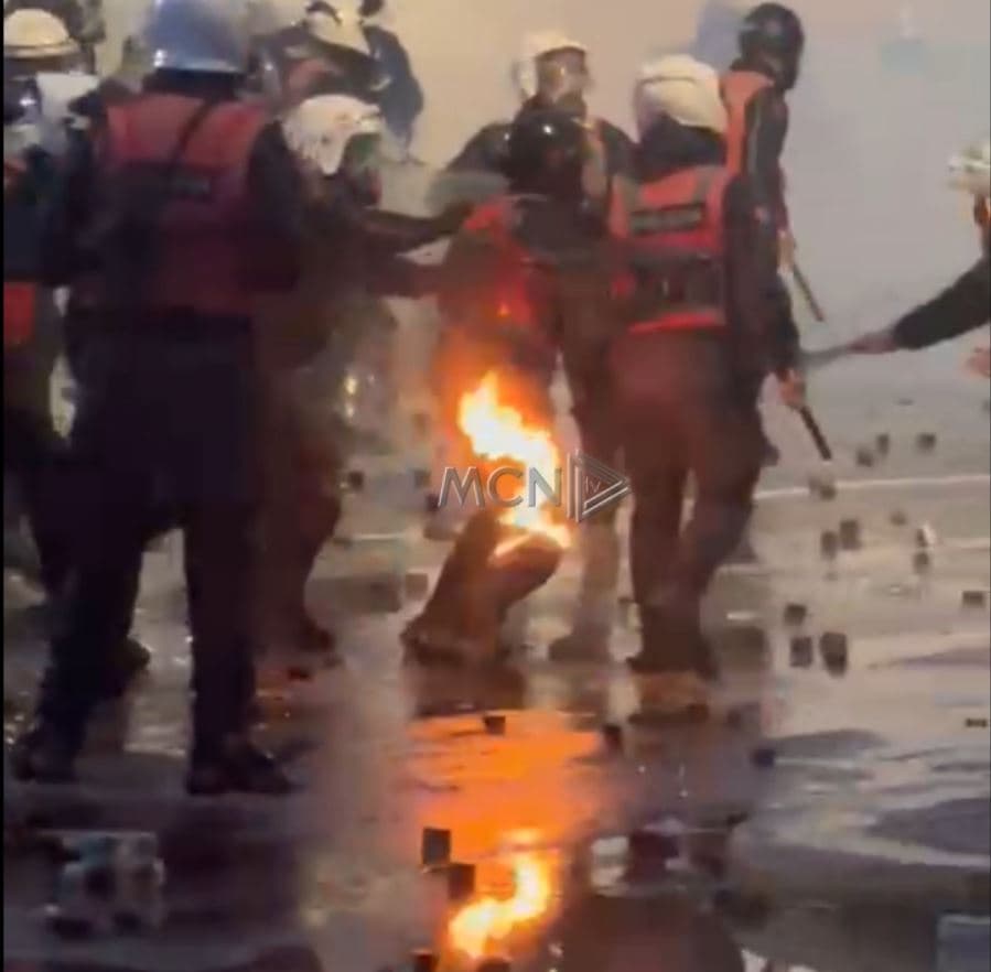 Përplasja me protestuesit, pamjet shqetësuese kur polici merr zjarr (VIDEO)