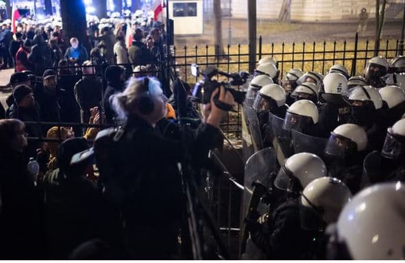 Poloni/ Pezullimi i kryegjyqtarit çon vendin në krizë, policia blindon ndërtesën pas protestave
