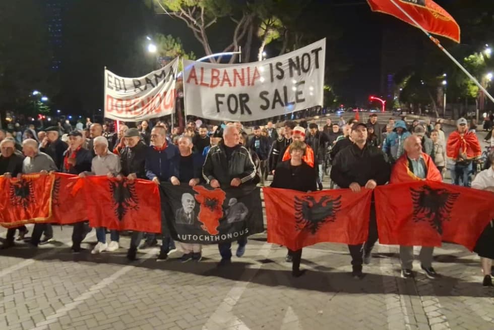 Protestuesit marshojnë në ditën e 133-të, përshëndetet lirimi i të ndaluarve për vezët ndaj makinës së Ramës
