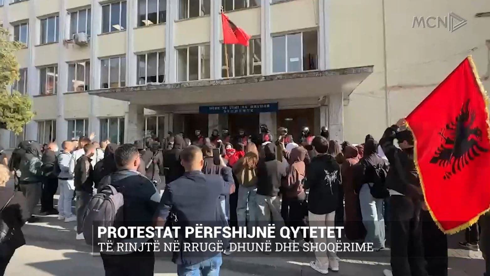 Protestat përfshijnë qytetet/ Të rinjtë në rrugë, dhunë dhe shoqërime (VIDEO)