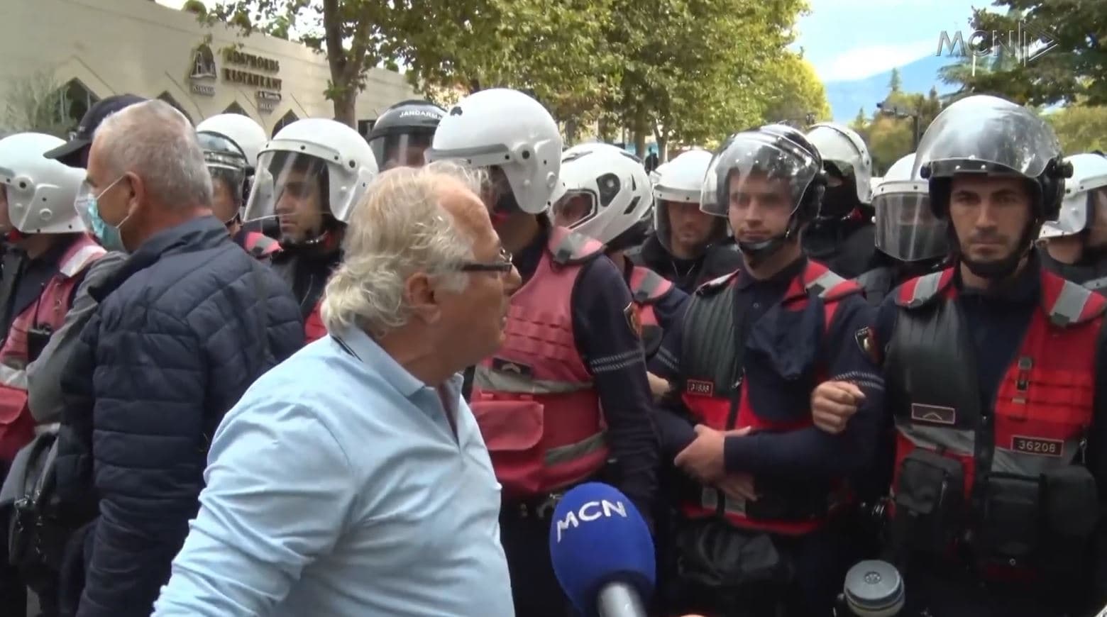 Përplasje me policinë para Kuvendit/ Qytetarët kundër reformës territoriale, dhunë dhe gaz lotsjellës (VIDEO)
