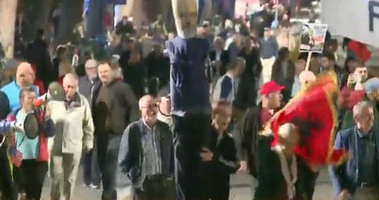 ‘Ju erdhi fundi’, protestuesit vazhdojnë qëndresën te Kryeministria për 135 ditë