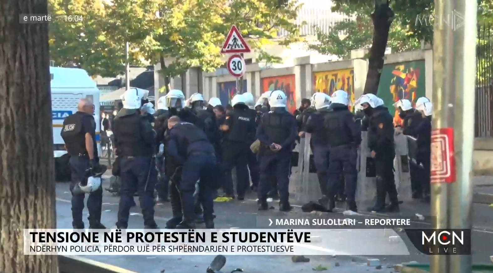 Protestës së studentëve iu bashkohen dhe qytetarët, ujë, gaz lotsjellës dhe zjarr/ Ka të lënduar (VIDEO)