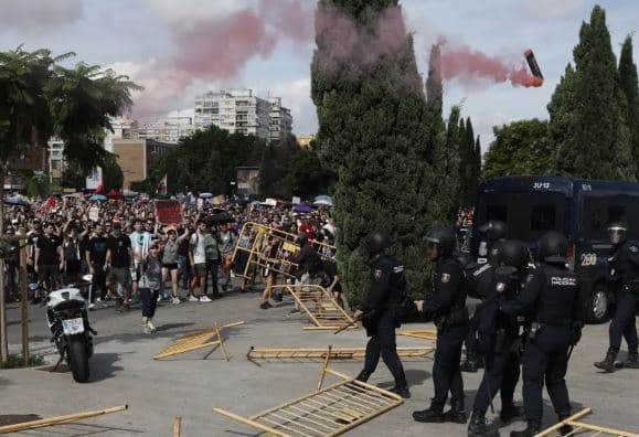 Protesta në Spanjë, 5 të arrestuar dhe 9 policë të lënduar në Valencia