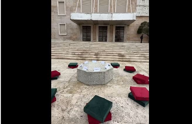 Protesta/ Rama nxjerr tavolinën prej guri para Kryeministrisë me ftesën për dialog