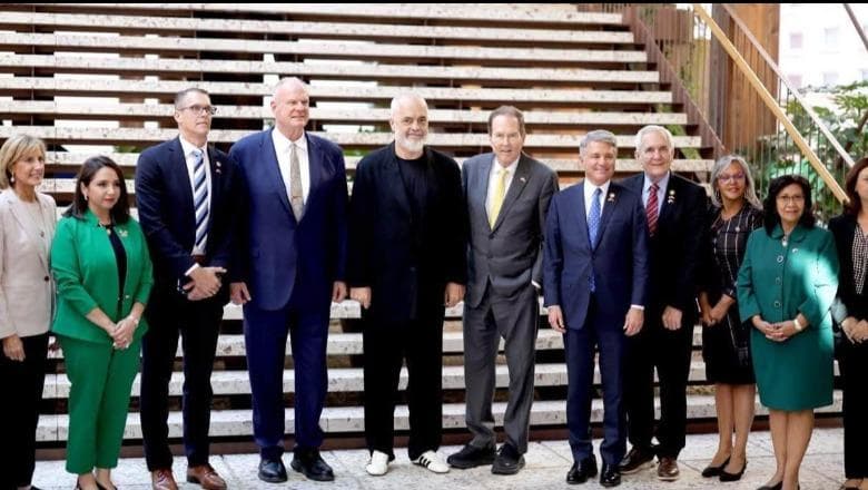 Takim ndryshe, Rama pret delegacionin e Kongresit Amerikan në kopshtin e Kryeministrisë