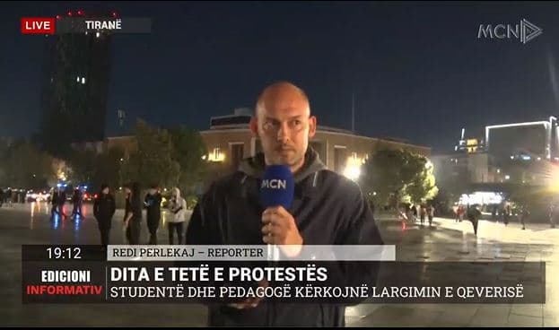 Tensionohet protesta në Tiranë/ Përplasje mes policisë dhe protestuesve, hidhet ujë dhe gaz lotsjellës