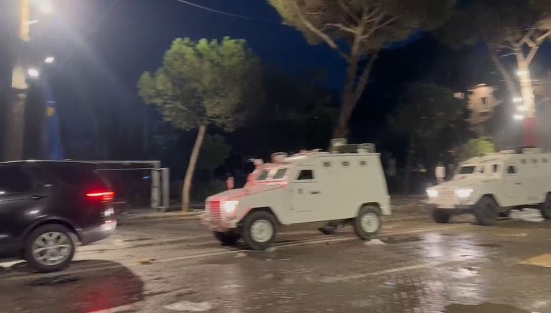 Protesta, forcat RENEA zbarkojnë para Kryeministrisë (VIDEO)