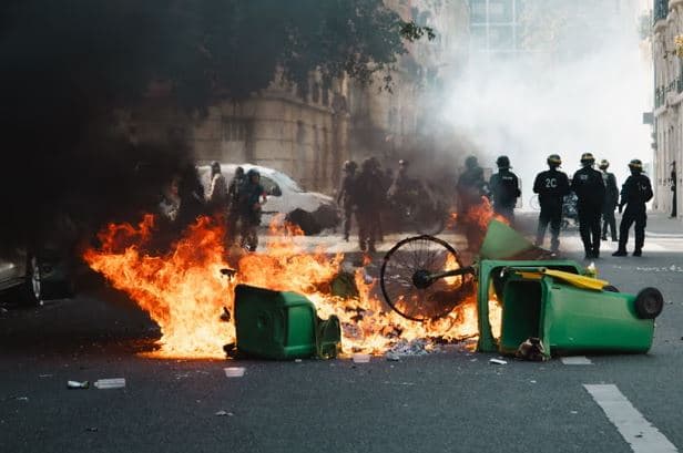 Protestat e nxënësve në Francë, pezullohet mësimi të hënën në mbi 400 shkolla