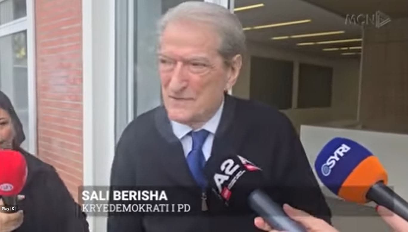 Berisha nuk i bashkohet protestës/ Demokratët 1 orë tubim para kryeministrisë, më pas bashkohen me studentët (VIDEO)