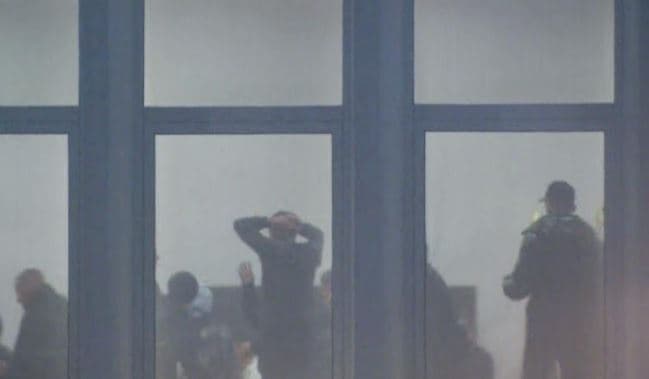Policia e Shtetit: Shërbimet tona u sulmuan me molotovë, gazi lotsjellës në selinë e PD përgjigje ndaj grupeve të maskuara