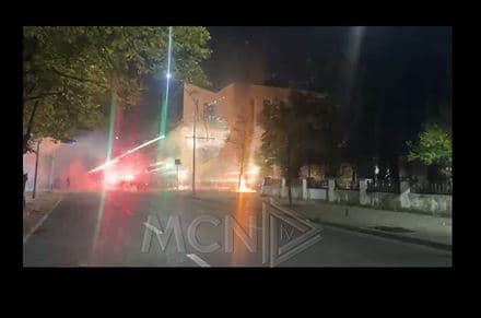   Protestuesit fishekzjarrë dhe mjete piroteknike drejt selisë së PS-së