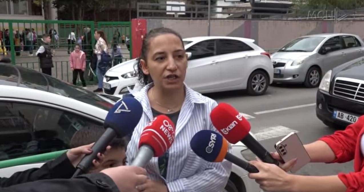Shkolla “17 shkurti” e amortizuar / Prindërit: Muret janë të çara dhe suvatë të rëna