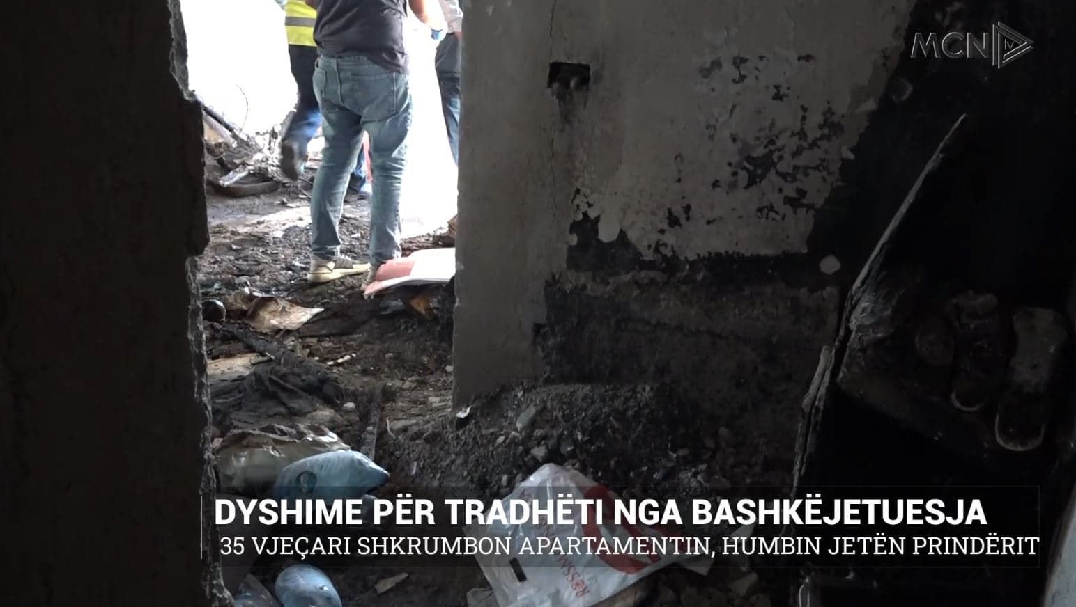 Dyshime për tradhti nga bashkëjetuesja/ 35-vjeçari shkrumbon apartamentin, humbin jetën prindërit (VIDEO)