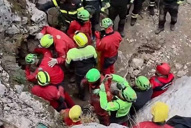 Itali/ Nxirret i gjallë 31-vjeçari pas 26 orësh i bllokuar në një shpellë në Sardenjë