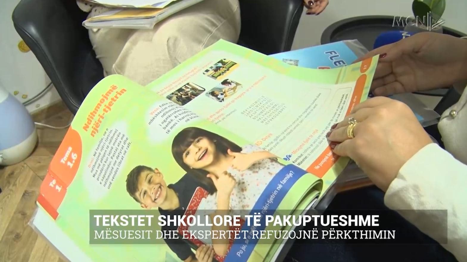 Tekstet shkollore të pakuptueshme/ Mësuesit dhe ekspertët refuzojnë përkthimin (VIDEO)