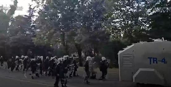 Tension në rrugët e Tiranës, Policia ndjek të rinjtë me ujë me presion e gaz lotsjellës