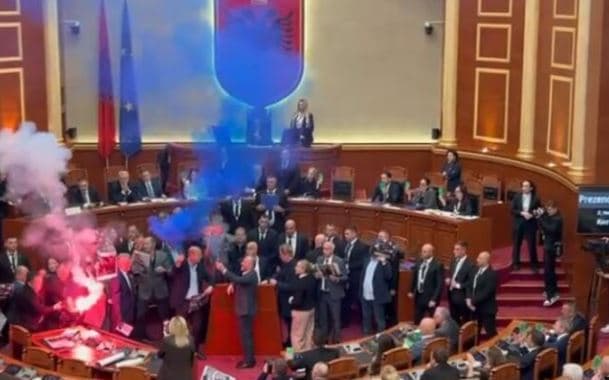 Kaosi në Kuvend/ Sekretariati i Etikës përjashton Berishën dhe 5 deputetë të tjerë të PD