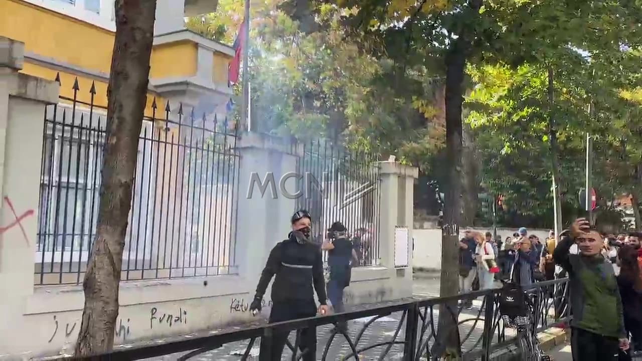  Protesta e studentëve/ Vezë, bojë dhe kapsolla drejt godinës së Ministrisë së Arsimit