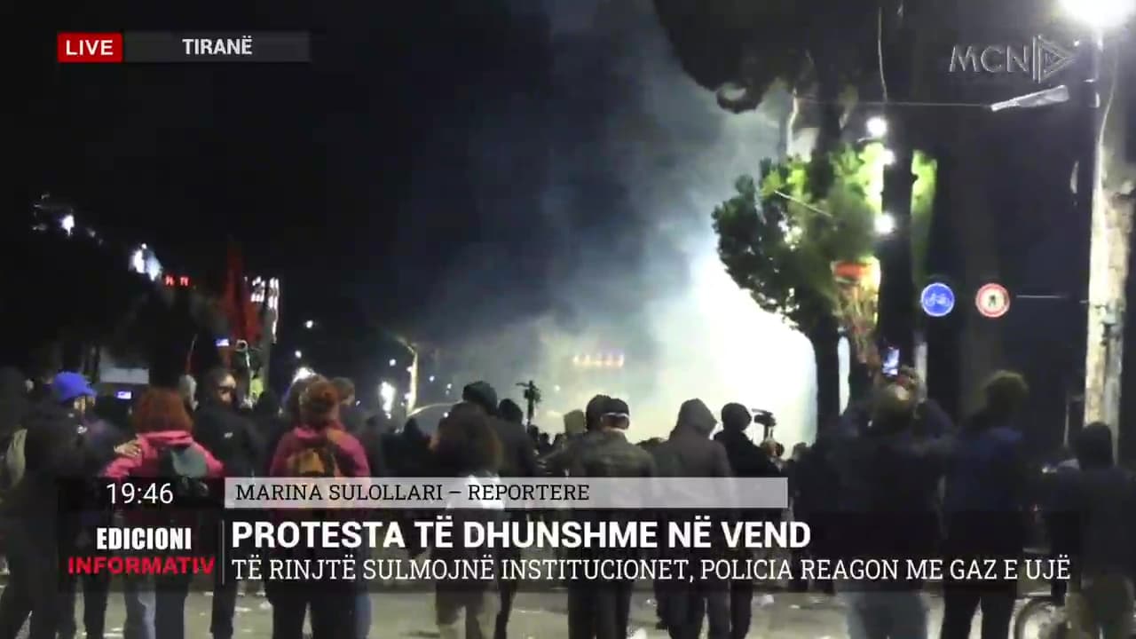   Tensione te Kryeministria/ Policia blindon perimetrin, hedh gaz lotsjellës dhe ujë me presion mbi protestuesit 