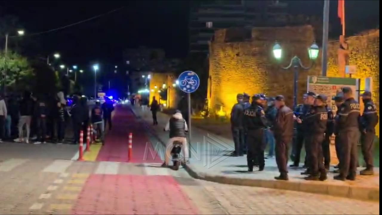       Të rinjtë në Elbasan marshojnë përgjatë bulevardit kryesor