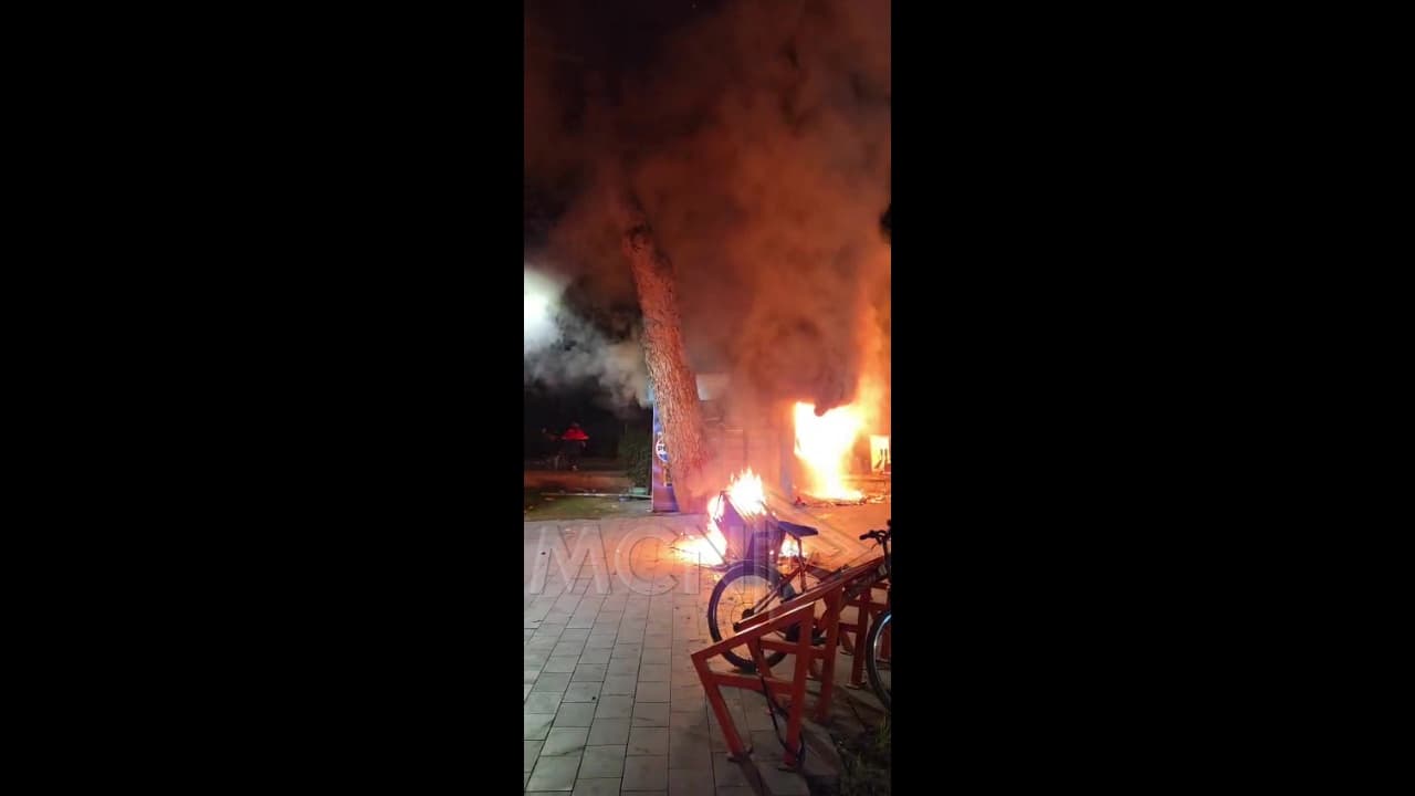 Revolta në Tiranë/ Protestuesit djegin plotësisht kioskën te “Tajvani” 