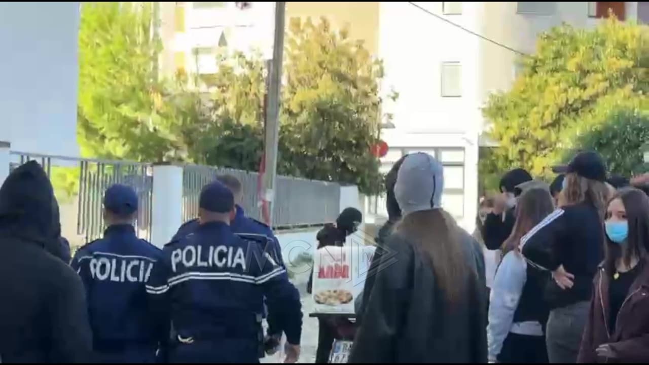     Nis marshimi i të rinjve edhe në Elbasan, shënohen incidente dhe dëmtime te shkolla “Kostandin Kristoforidhi”