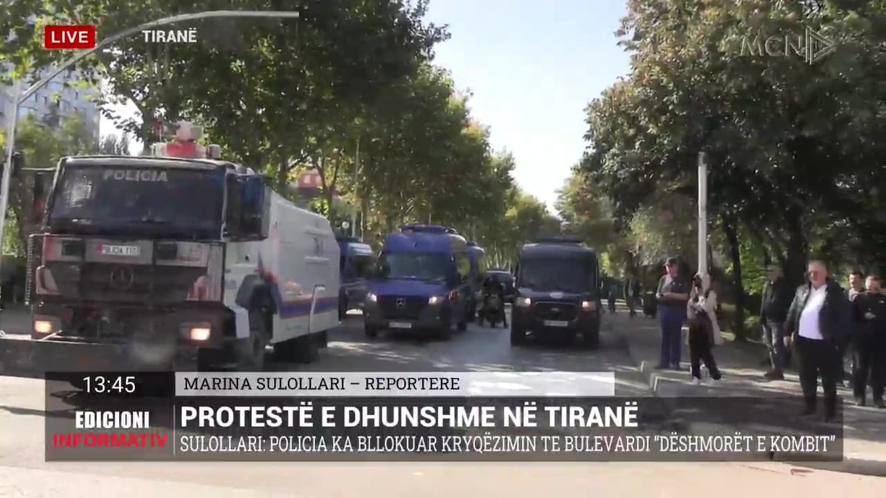     Policia bllokon kryqëzimin te Bulevardi, ndërhyn me gaz lotsjellës dhe ujë me presion