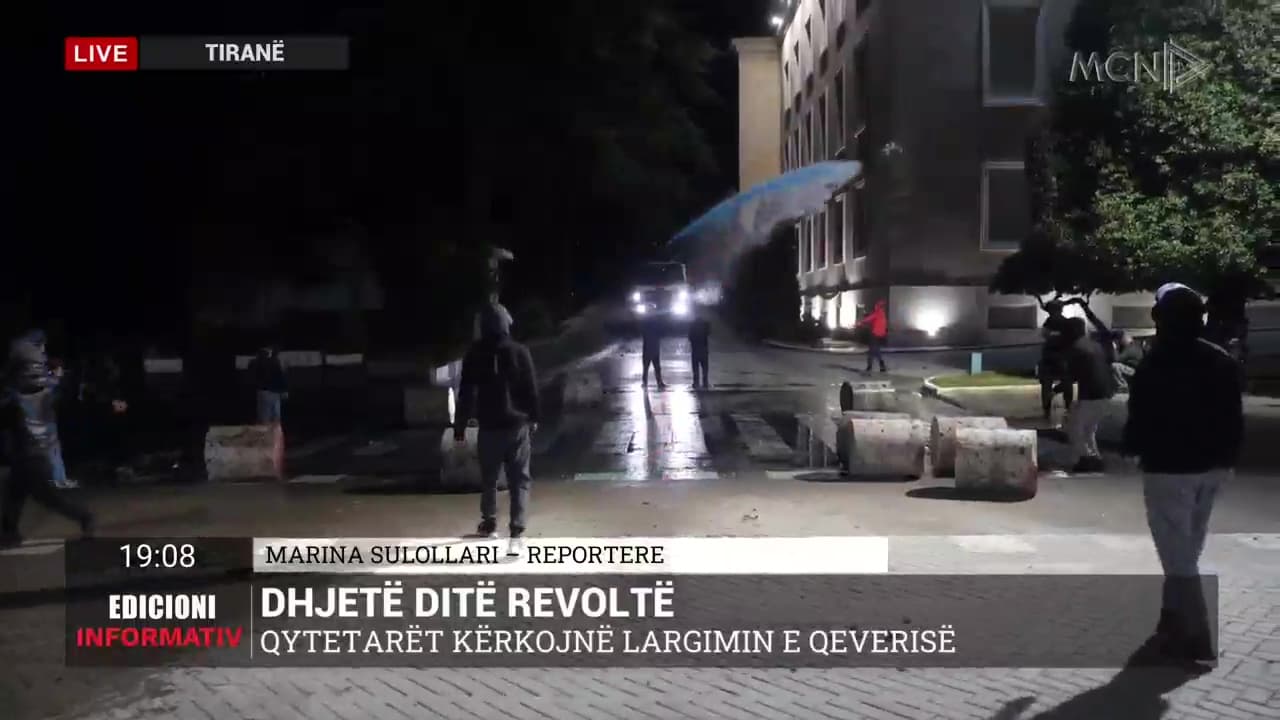     Sulollari: Studentët godasin me gurë autobotin te Kryeministria, policia u përgjigjet me ujë me ngjyrë blu
