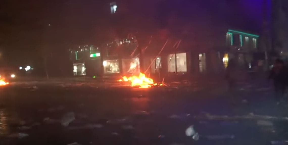 Protesta shkakton kaos në Tiranë, shpërthime, zjarr dhe tym/ Institucionet në flakë (VIDEO)