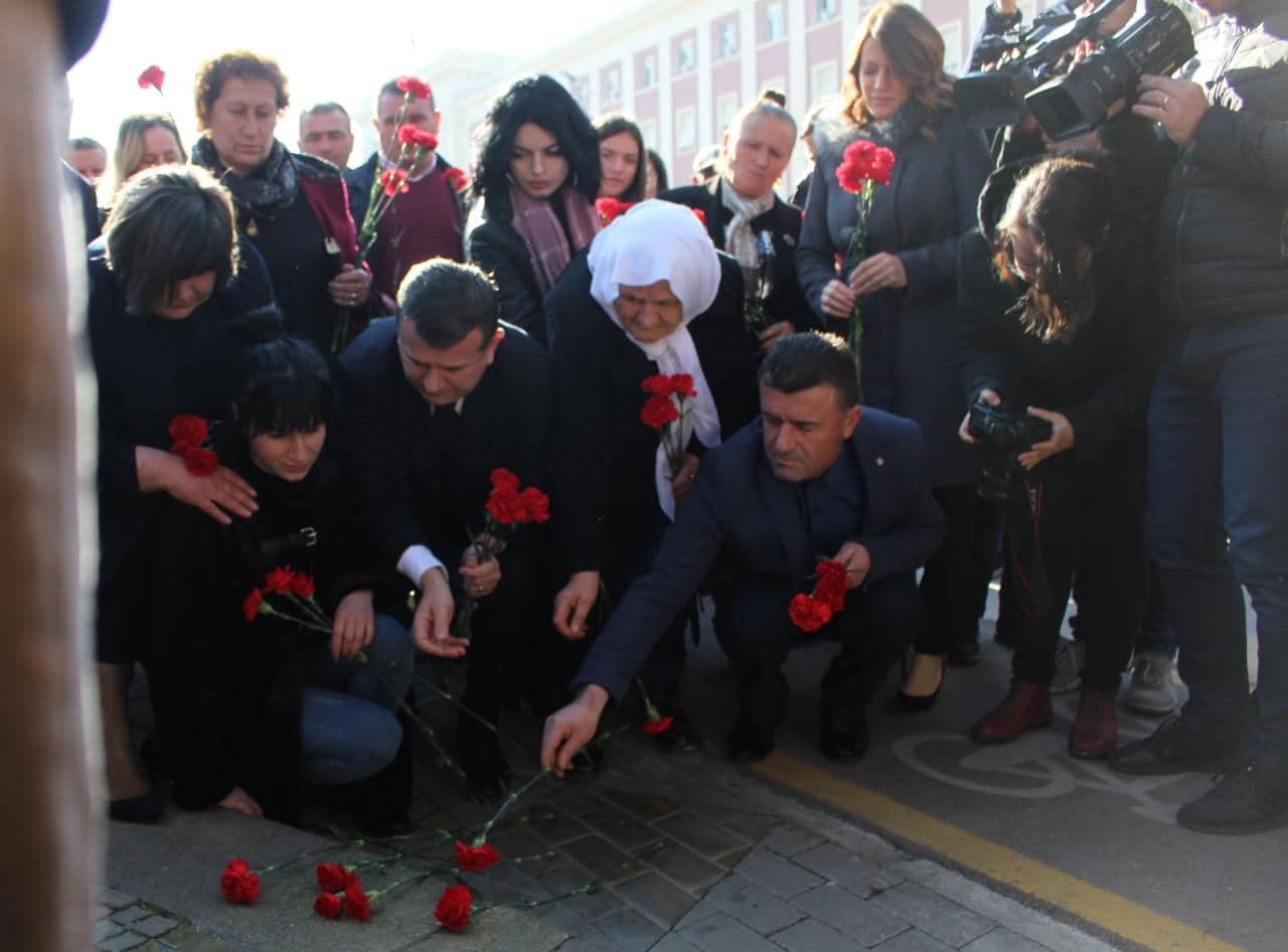 9 vjet nga vrasjet në Bulevard/ Homazhe për viktimat e 21 janarit (VIDEO)