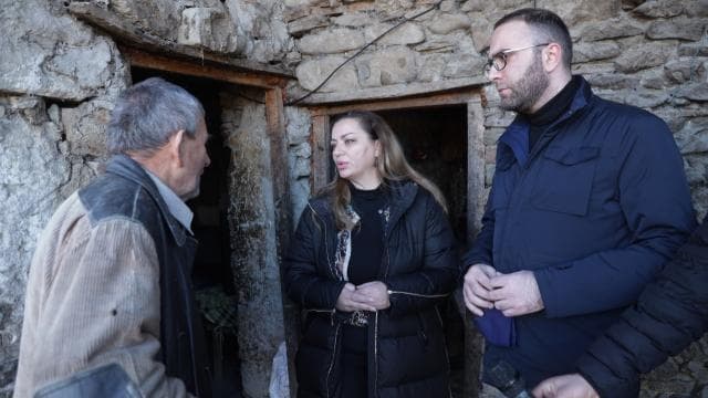    Bardhi dhe Vokshi vizitojnë familjet në nevojë: Vaksina më e mirë-largimi i Ramës