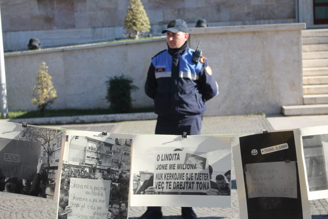 Protesta e re e studentëve, "ekspozitë" para Kryeministrisë (FOTO/VIDEO)