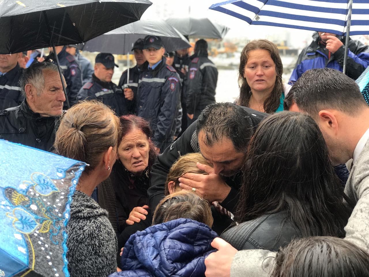 Banorët e Bregut të Lumit në protestë: Nuk lejojmë shembjen e shtëpive (FOTO/ VIDEO)