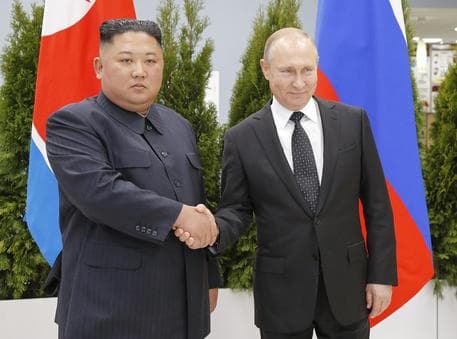 Kim Jong-un merr një medalje nga Putin
